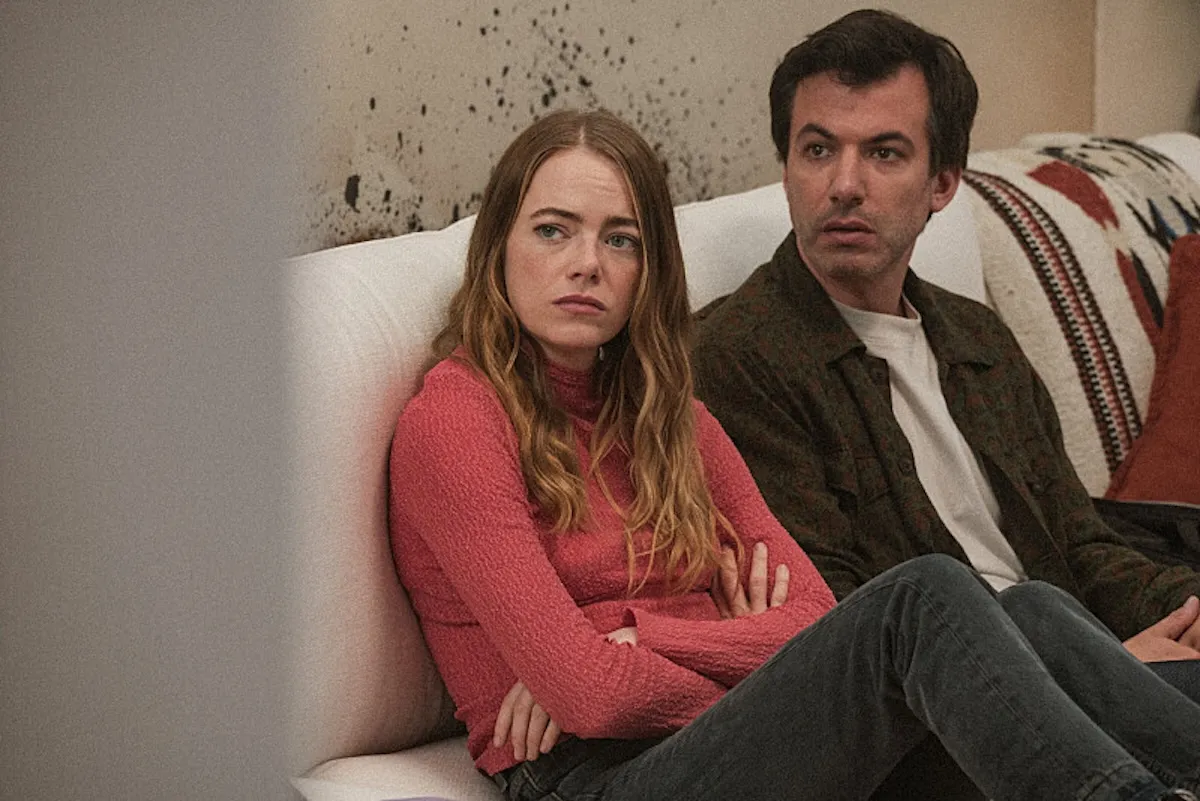L-R: Emma Stone as Whitney and Nathan Fielder as Asher in The Curse, episode 3, season 1, streaming on Paramount+ with SHOWTIME, 2023. Photo Credit: Richard Foreman Jr./A24/Paramount+ with SHOWTIME.