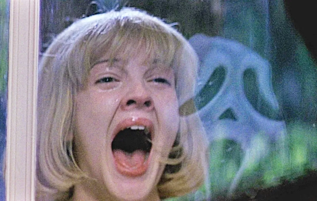 Drew Barrymore screams at Ghostface in 'Scream'