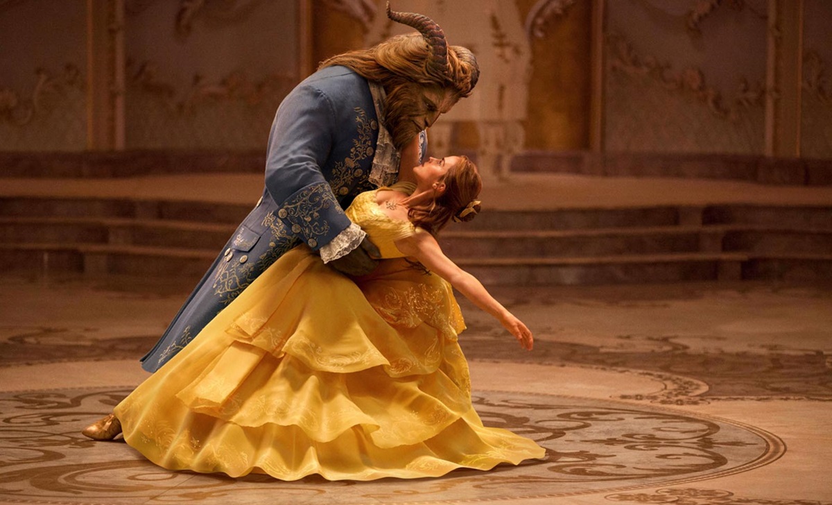 The Beast and Beauty dancing in Beauty and the Beast (2017)