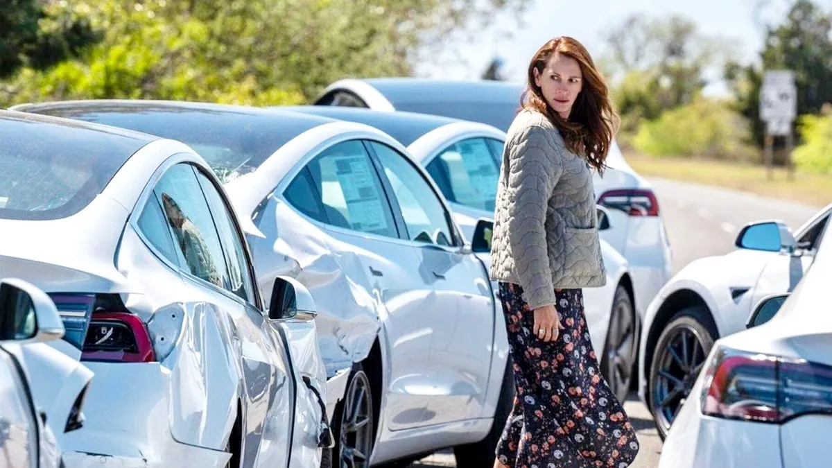 Julia Roberts as Amanda next to Teslas in Leave the World Behind