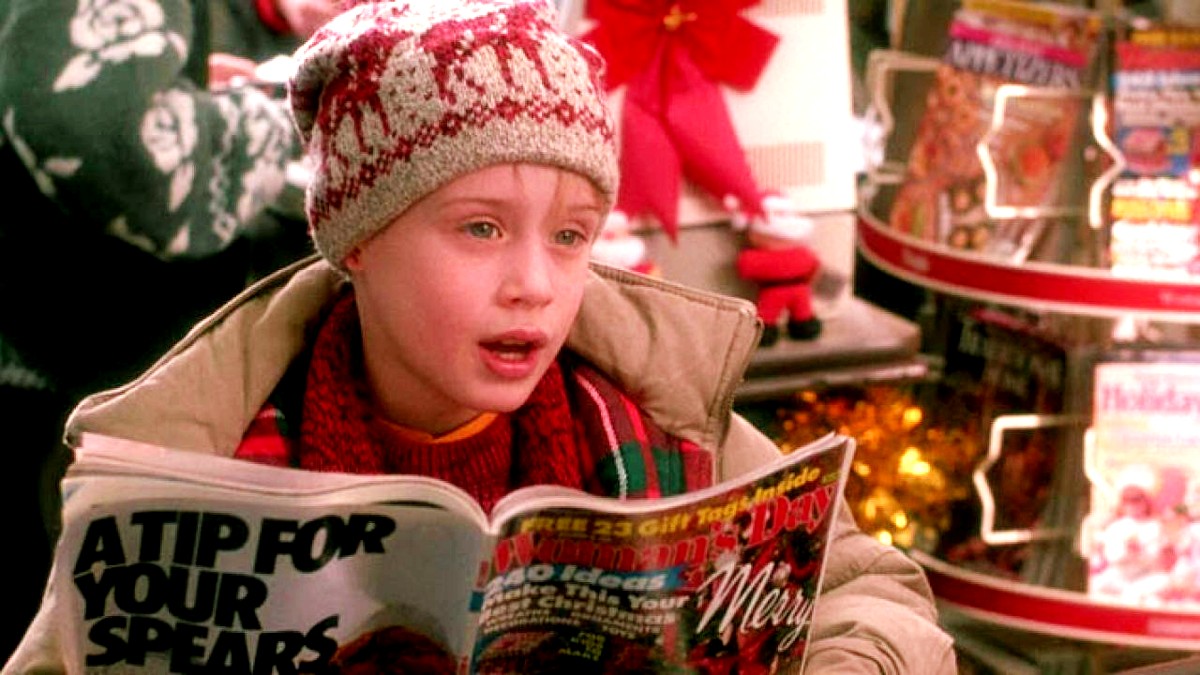 Macaulay Culkin as Kevin McCallister reading a magazine in Home Alone