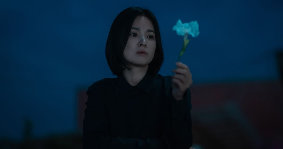 Song Hye-kyo as Moon Dong-eun at her apartment rooftop from The Glory