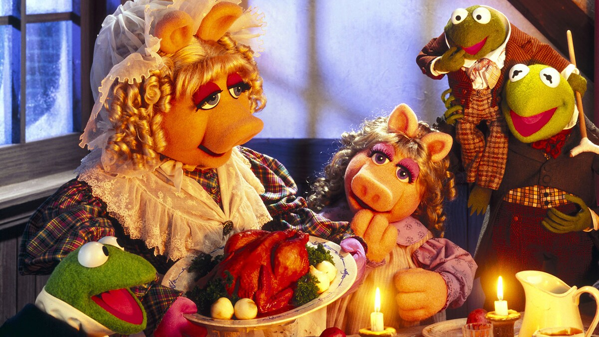 Miss Piggy, Kermit the Frog, and their children in 'The Muppets Christmas Carol'