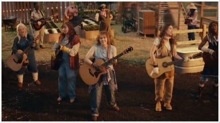 The women of 'Saturday Night Live' play guitars on the farm in the sketch 'Tampon Farm'.