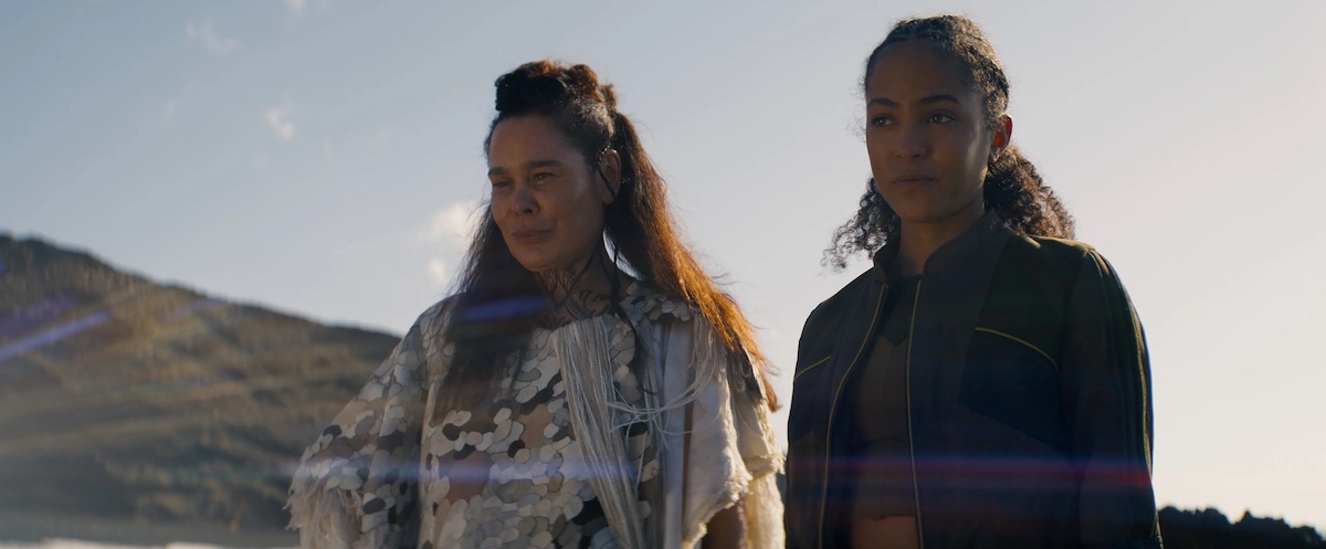 Tellem and Gaal stand next to each other in Foundation season 2.