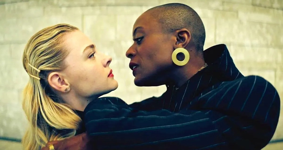 Chloë Grace Moretz as Flynne and T'Nia Miller as Cherise in The Peripheral