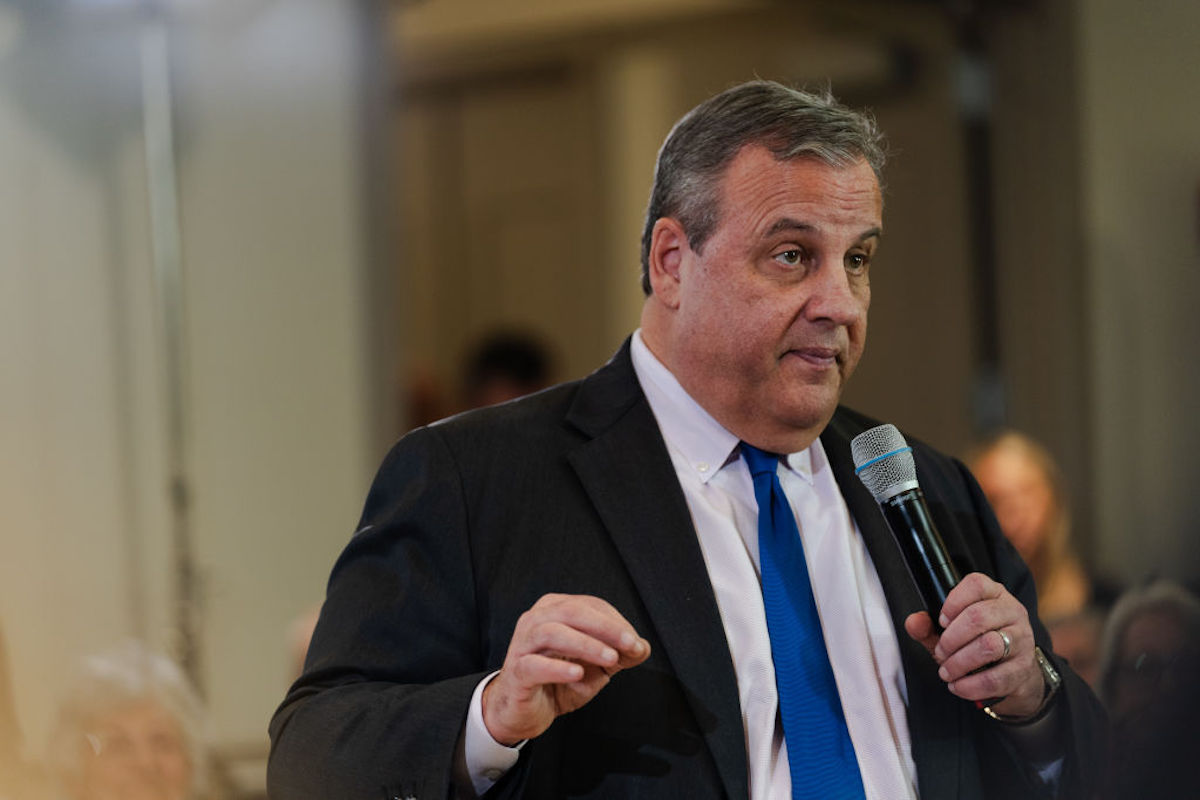 Chris Christie speaks into a microphone.