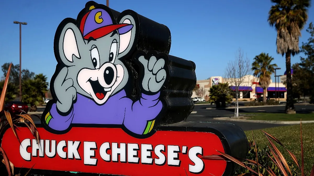 Chuck E Cheese sign with the logo and mascot