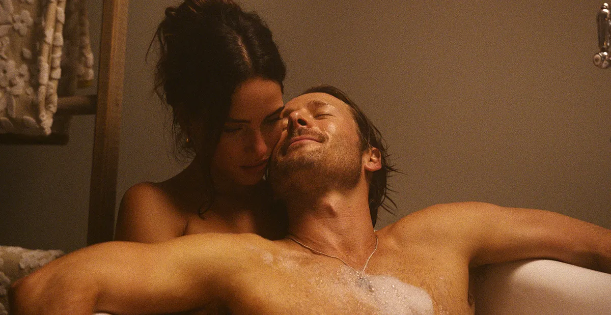 Glen Powell and Adria Arjona in a bathtub together in 'Hit Man'