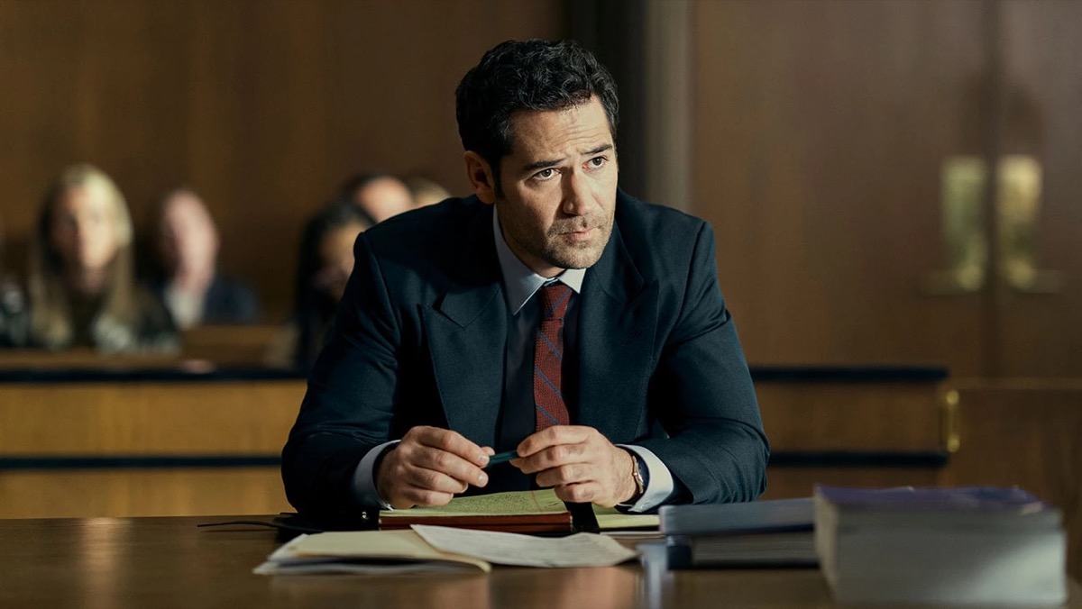 A lawyer sits at his desk in the courtroom in "The Lincoln Lawyer"