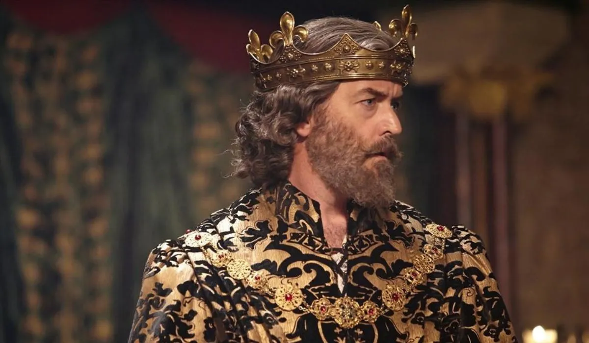 Timothy Omundson wears a crown as as King Richard in Galavant