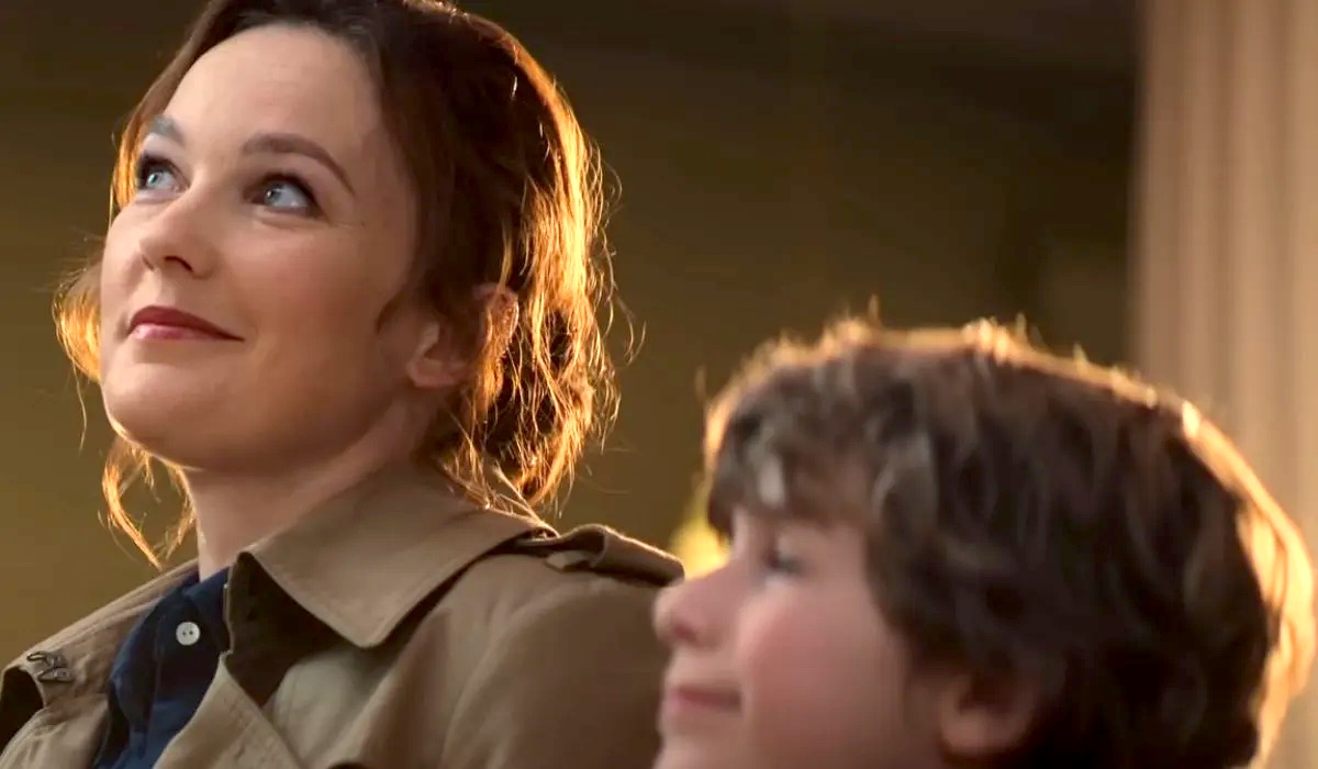 Sally Jackson and a young Percy look up at the statues of Greek heroes in the Met museum.