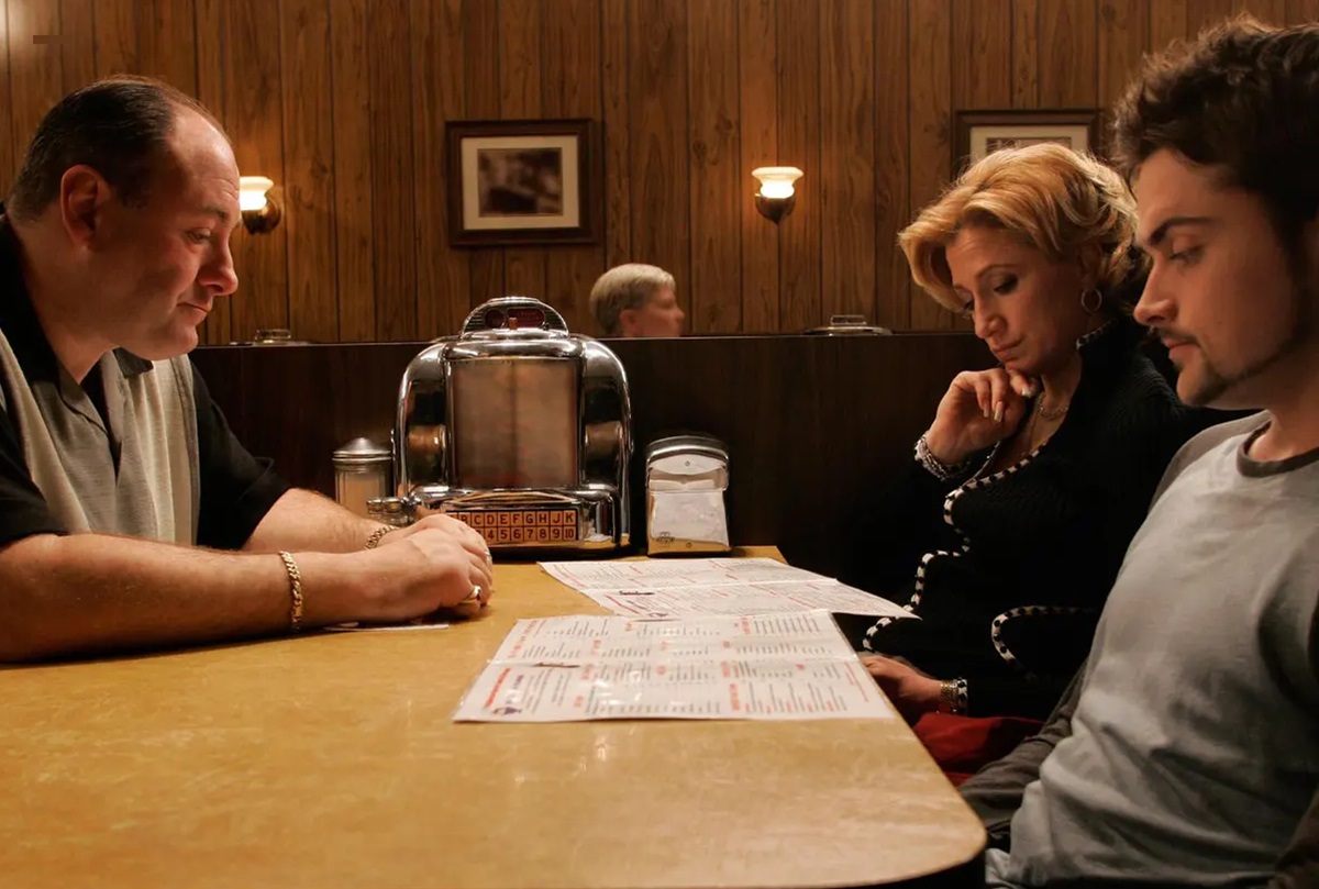 Tony Soprano (James Gandolfini), Carmela (Edie Falco), and AJ (Robert Iler) in the diner in the Sopranos series finale