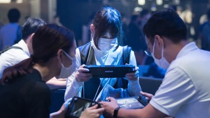 At the Tokyo Game Show 2022, visitors use the Steam Deck. Photo by Tomohiro Ohsumi/Getty Images