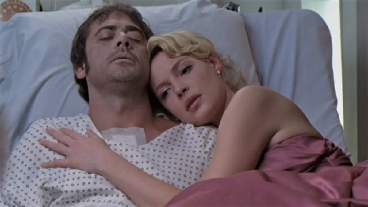 Katherine Heigl as Izzie Stevens laying on a bed with Denny Duqette (Jeffrey Dean Morgan) on Grey's Anatomy