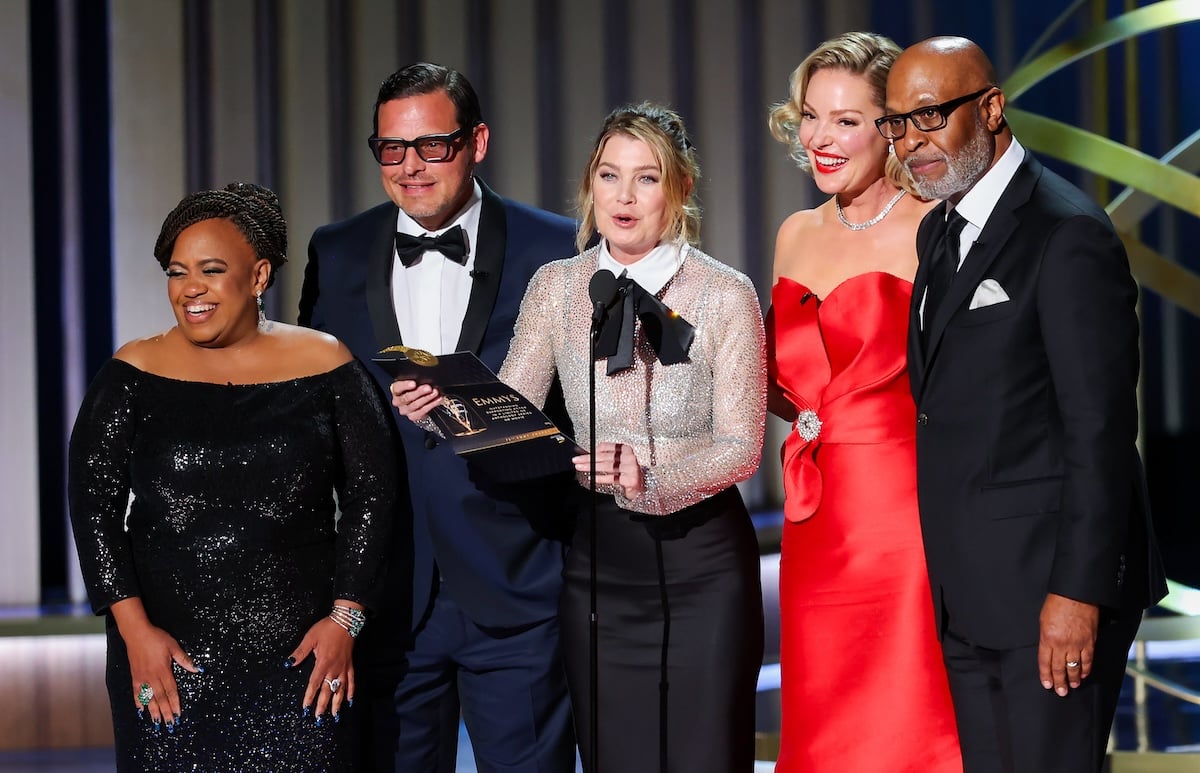 The cast of Greys Anatomy all on stage together at the Emmys as part of a reunion
