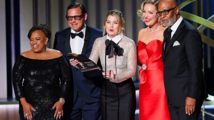 The cast of Greys Anatomy all on stage together at the Emmys as part of a reunion