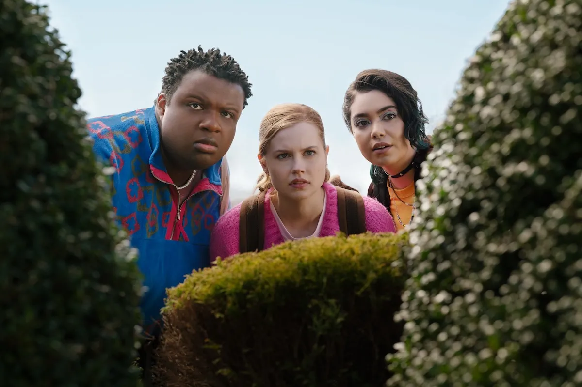 Damian, Janis, and Cady all looking through the bushes in 'Mean Girls'