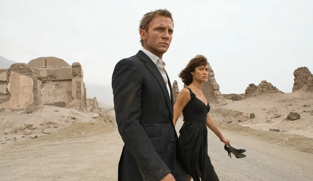 Camille and James walking in a sandy area in Quantum of Solace