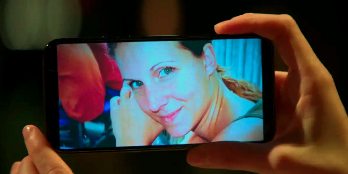 A picture of Cari Farver is shown on a phone in Lover, Stalker, Killer