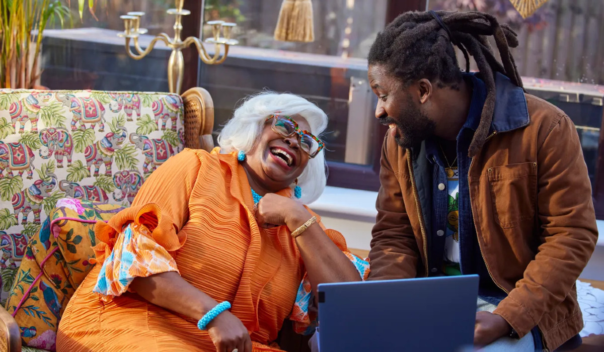 Adjani Salmon as Kwabena and Kemi Lofinmakin as Auntie Lola in Dreaming Whilst Black season 1 episode 2