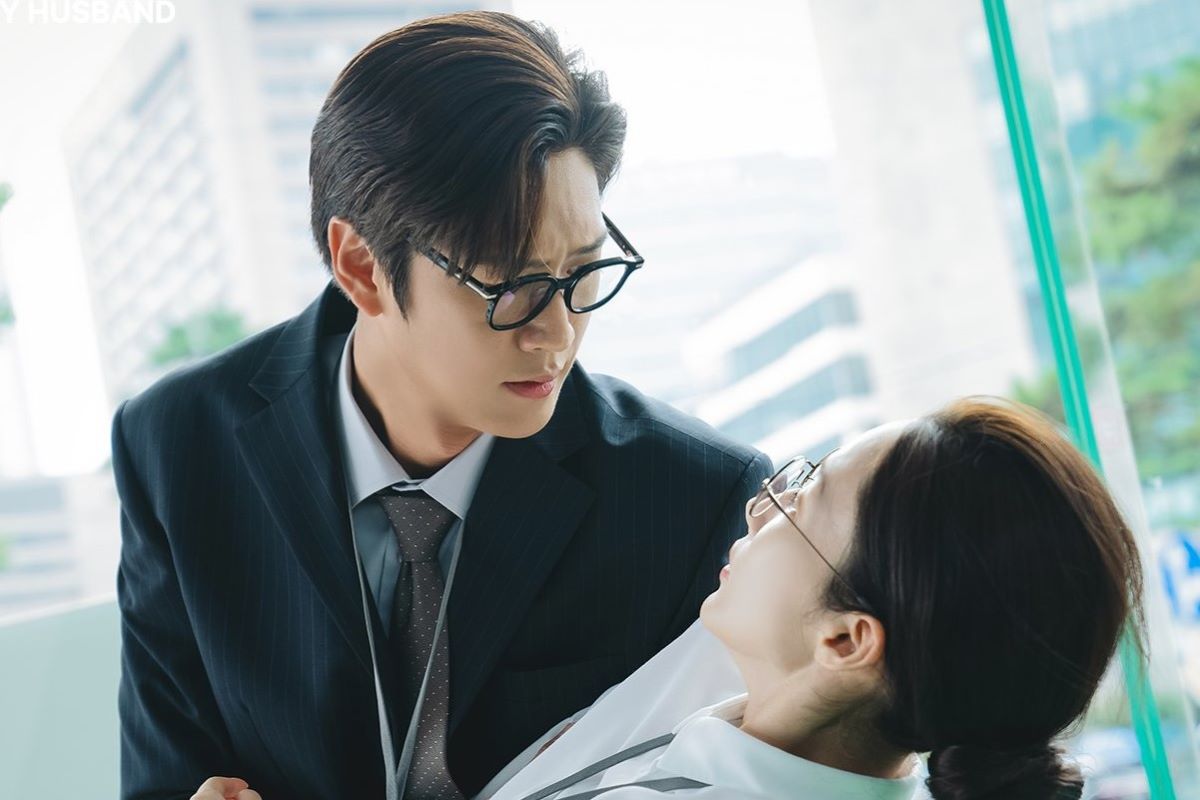 Na In-woo as Yoo Jihyuk and Park Min-young as Kang Jiwon from Marry My Husband K-Drama