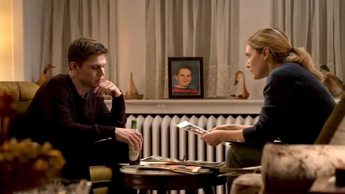 Detectives sitting together and talking in Mare of Easttown.