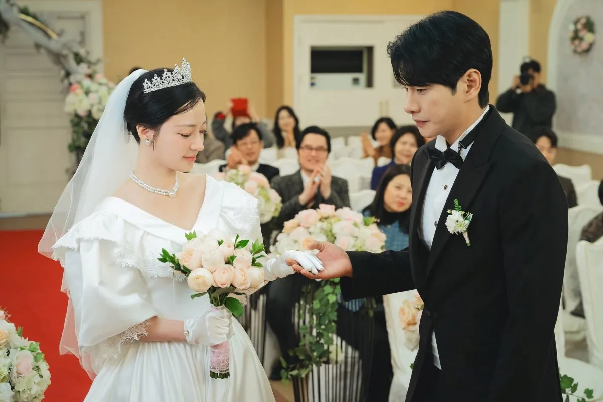 Song Ha-yoon and Lee Yi-kyung as Jeong Sumin and Park Minhwan from Marry My Husband K-drama