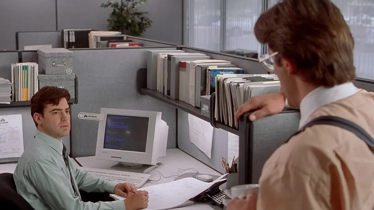 Peter (Ron Livingston) and Lumburgh (Gary Cole) in a cubicle in Office Space (1999)