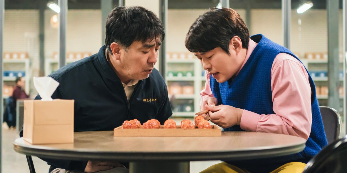 Ryu Seung-ryong as Choi Seon-man and Ahn-Jae-hong as Baek-joong in Chicken Nugget