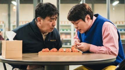 Ryu Seung-ryong as Choi Seon-man and Ahn-Jae-hong as Baek-joong in Chicken Nugget