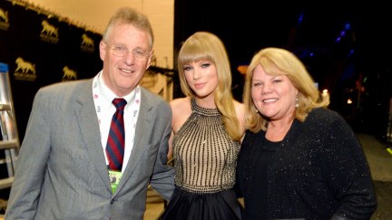Scott Swift, Taylor Swift, and Andrea Swift pose at the 48th Annual Academy of Country Music Awards