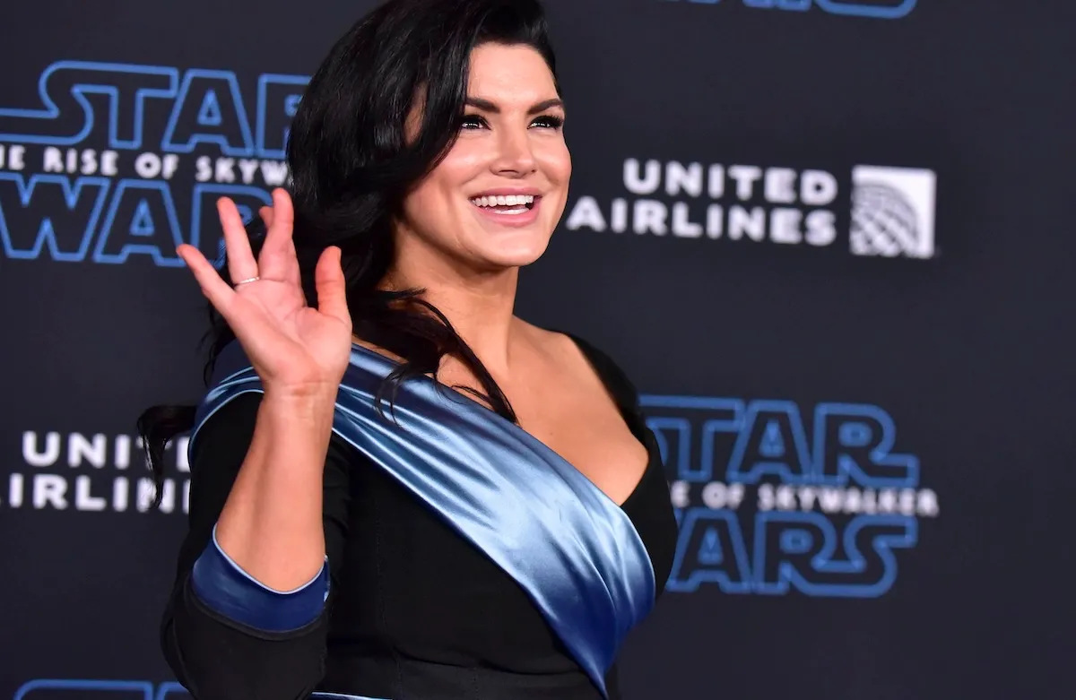 gina carano's face waving at people before she destroyed her own career at the rise of skywalker premiere