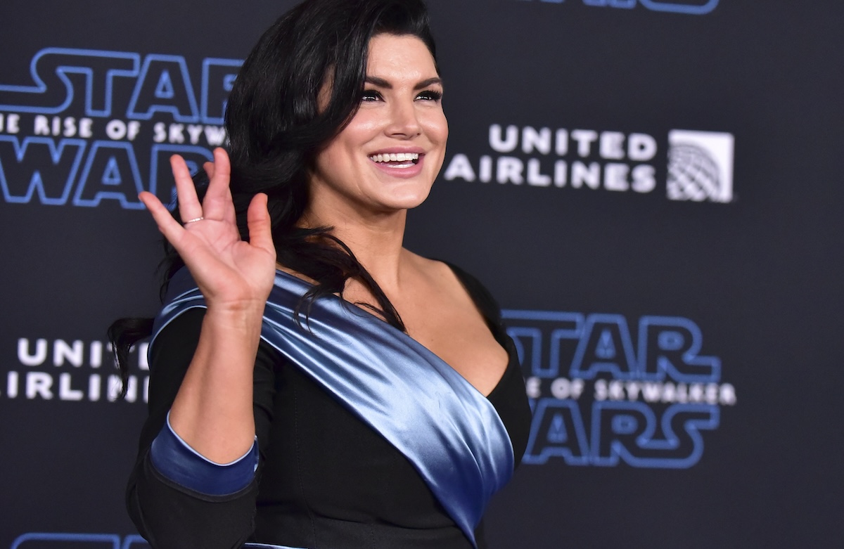 gina carano's face waving at people before she destroyed her own career at the rise of skywalker premiere