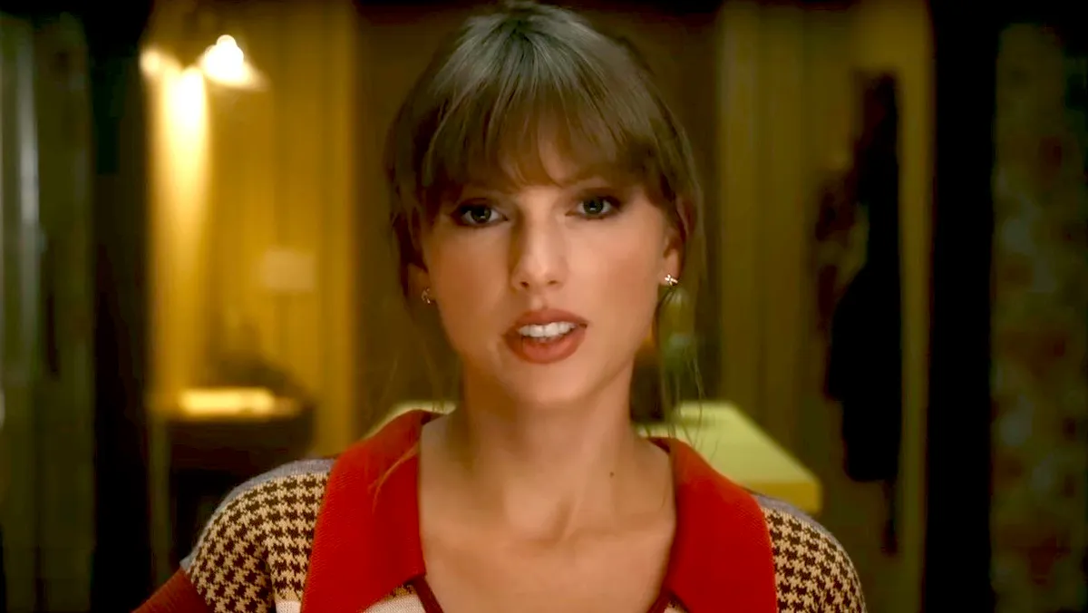 Taylor Swift sings in the Anti-Hero video.
