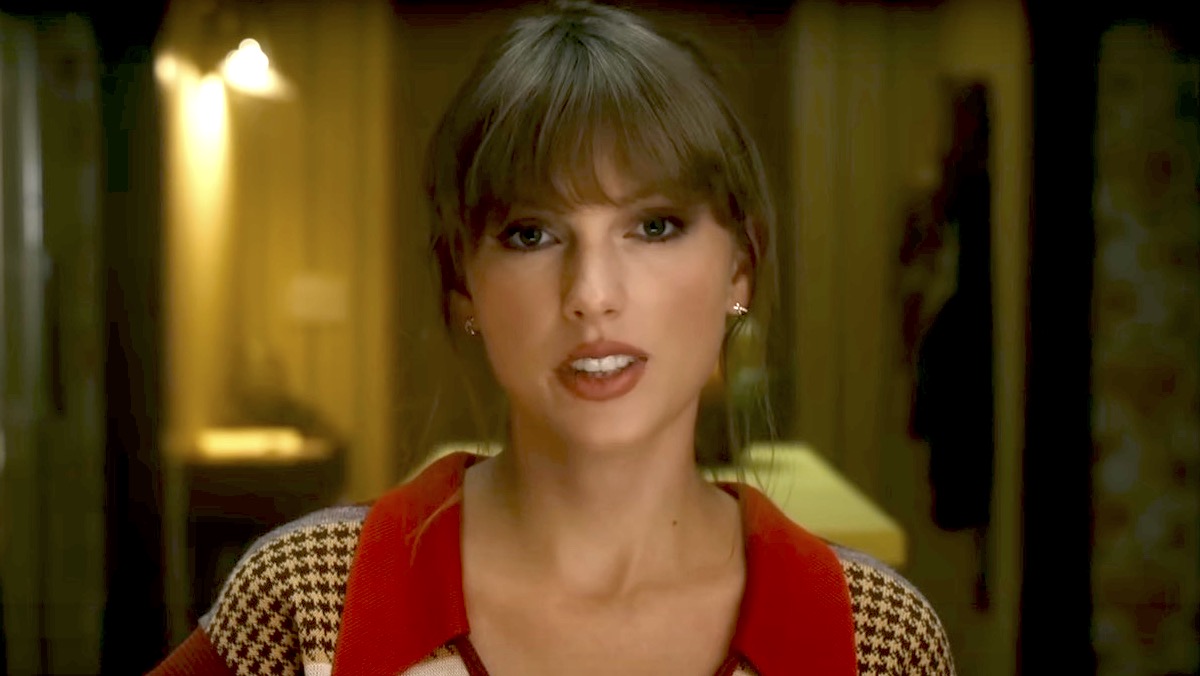 Taylor Swift sings in the Anti-Hero video.