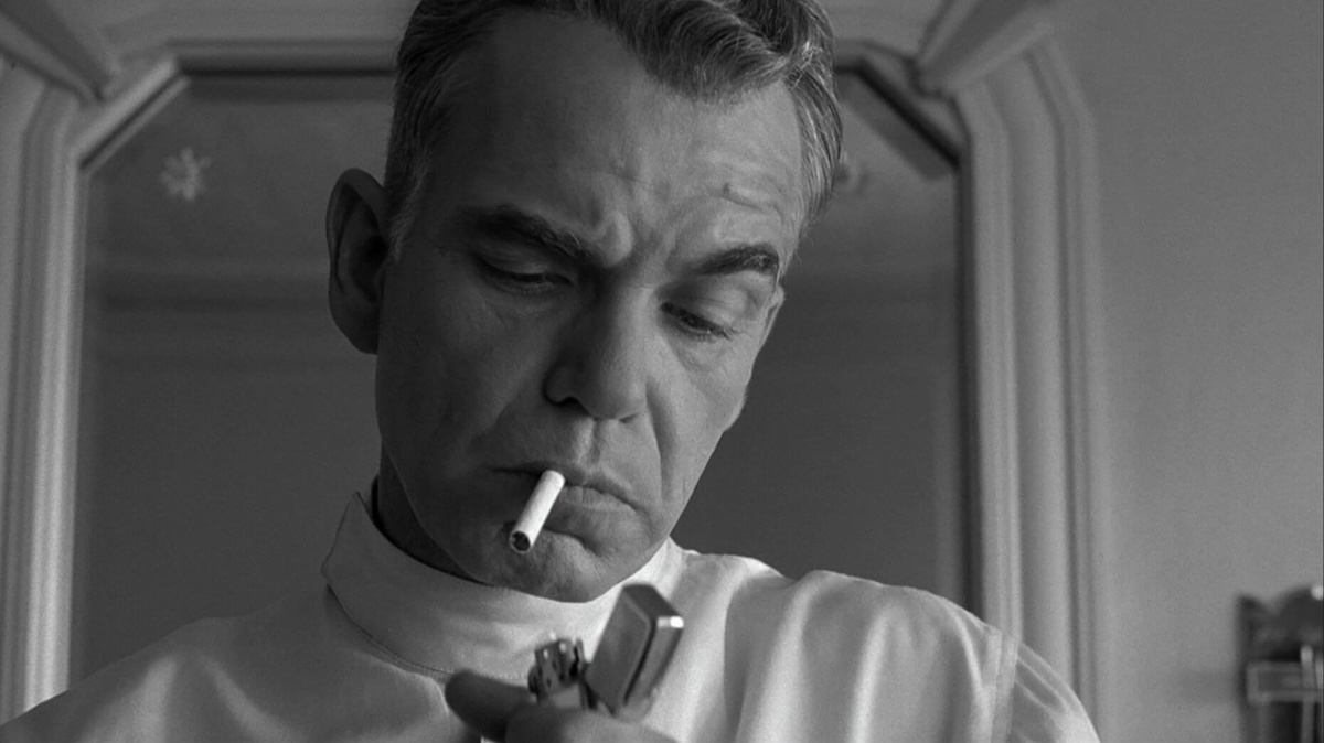 Billy Bob Thorton with a cigarette in his mouth in black and white