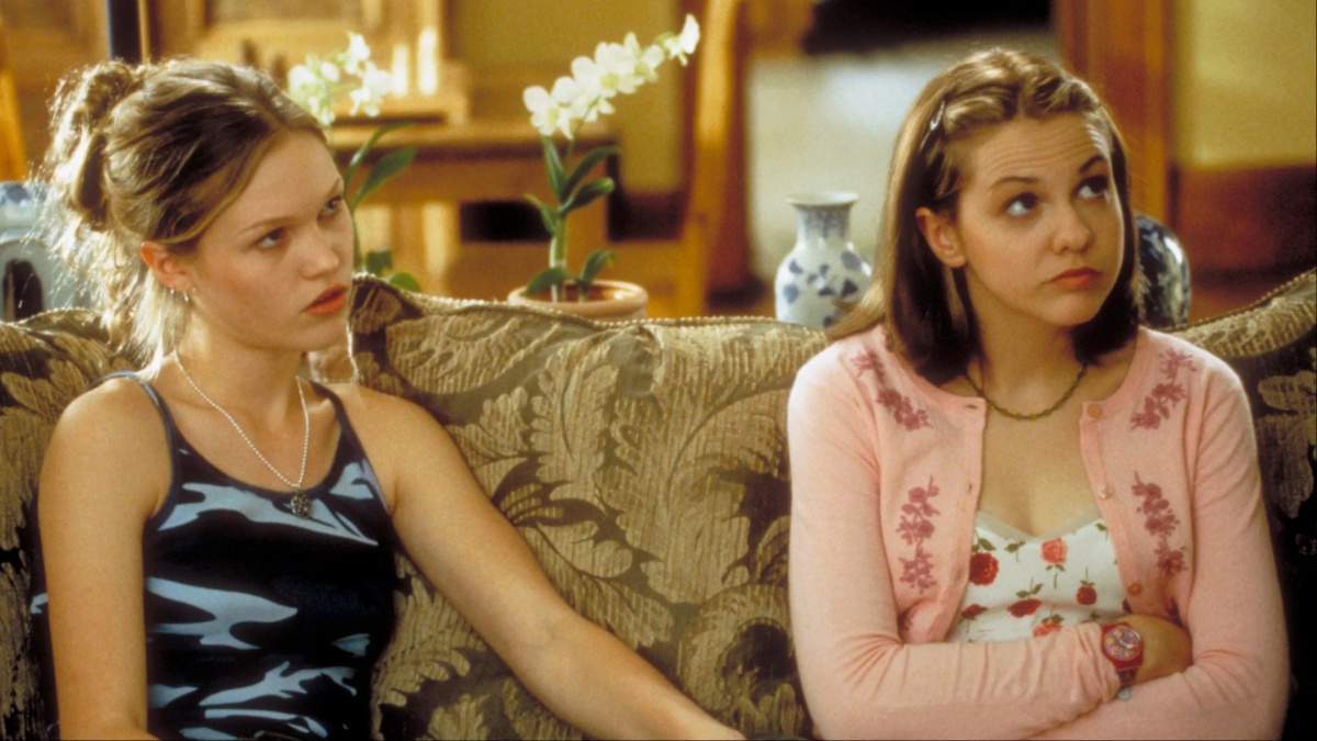 Julia Stiles and Larissa Oleynik in '10 Things I Hate About You'.