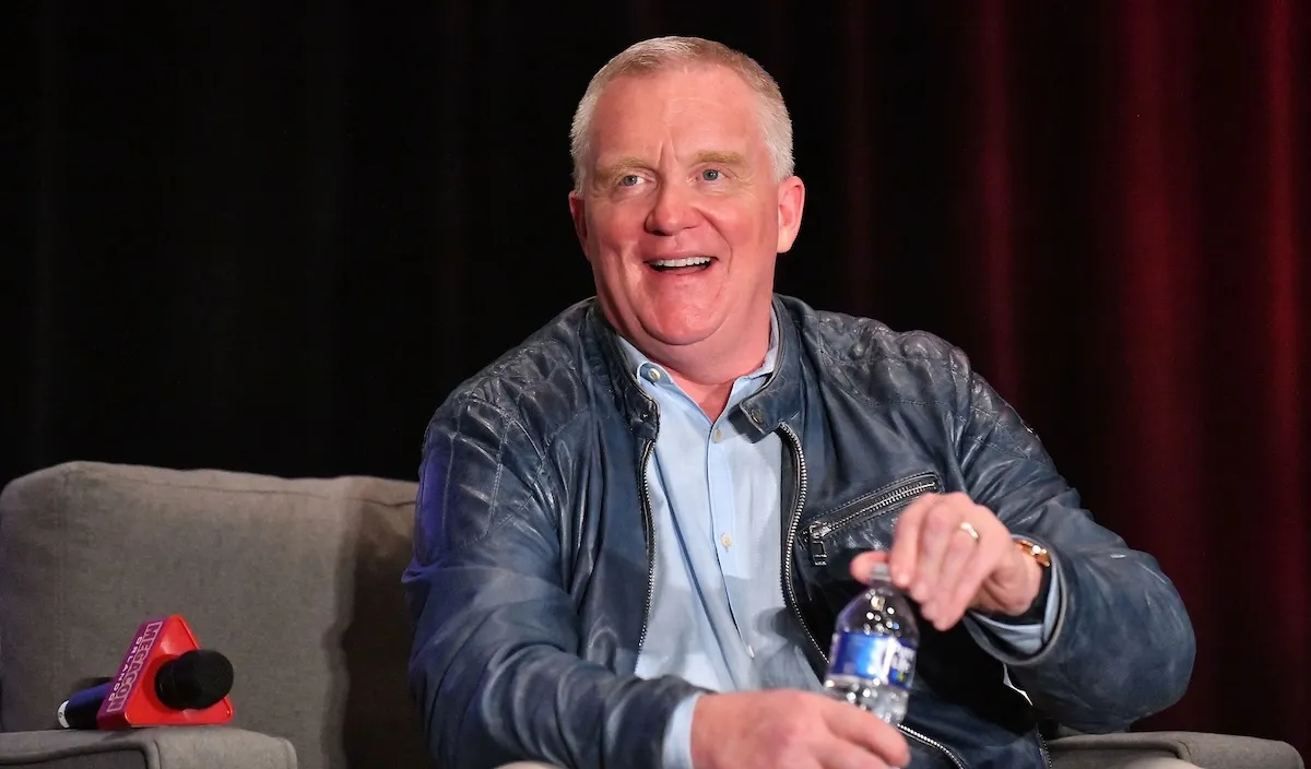Anthony Michael Hall at a convention, holding a water bottle