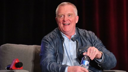 Anthony Michael Hall at a convention, holding a water bottle