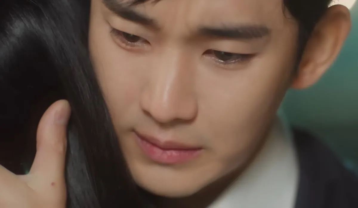 Kim Soo-hyun as Baek Hyun-woo, hugging Hae-in from Queen of Tears Episode 4