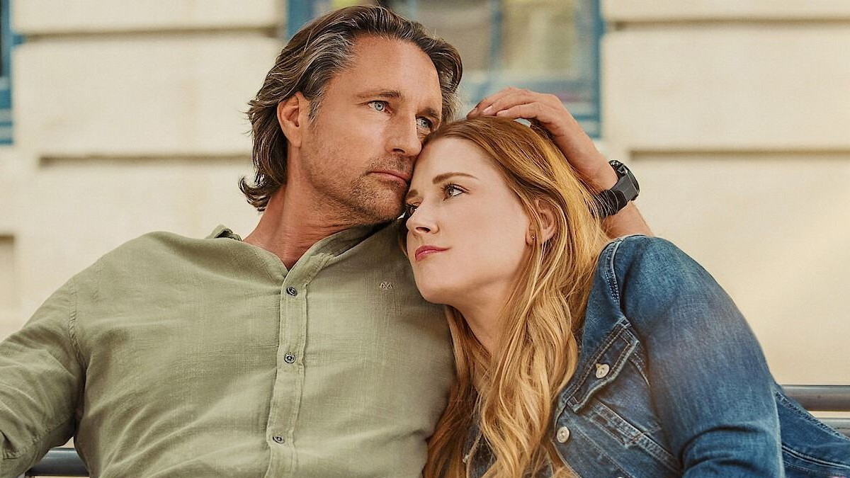 Martin Henderson as Jack and Alexandra Breckenridge as Mel in Virgin River