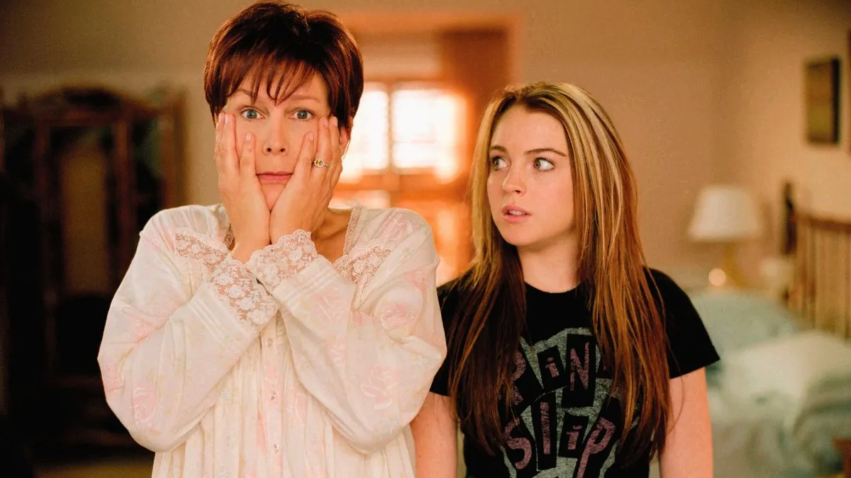 Jamie Lee Curtis as Tess and Lindsay Lohan as Anna Coleman in Freaky Friday