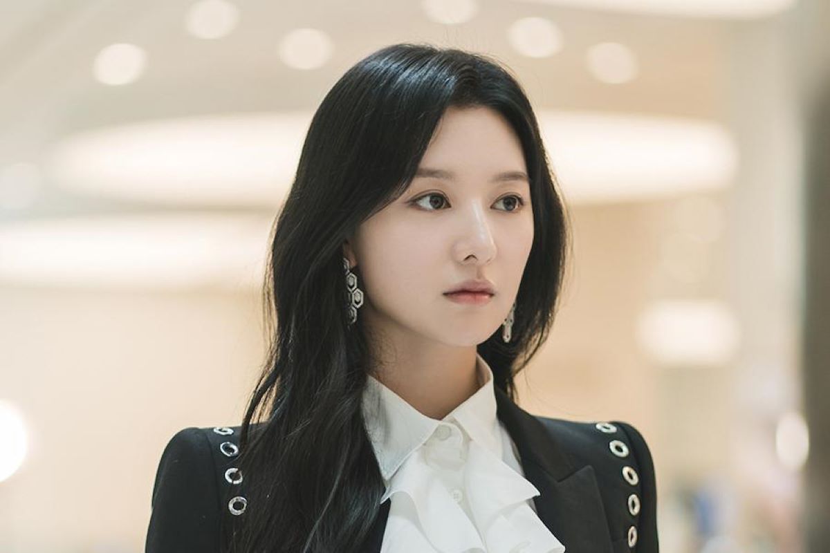 Hong Hae-in from Queen of Tears Netflix series in Queen's Group mall