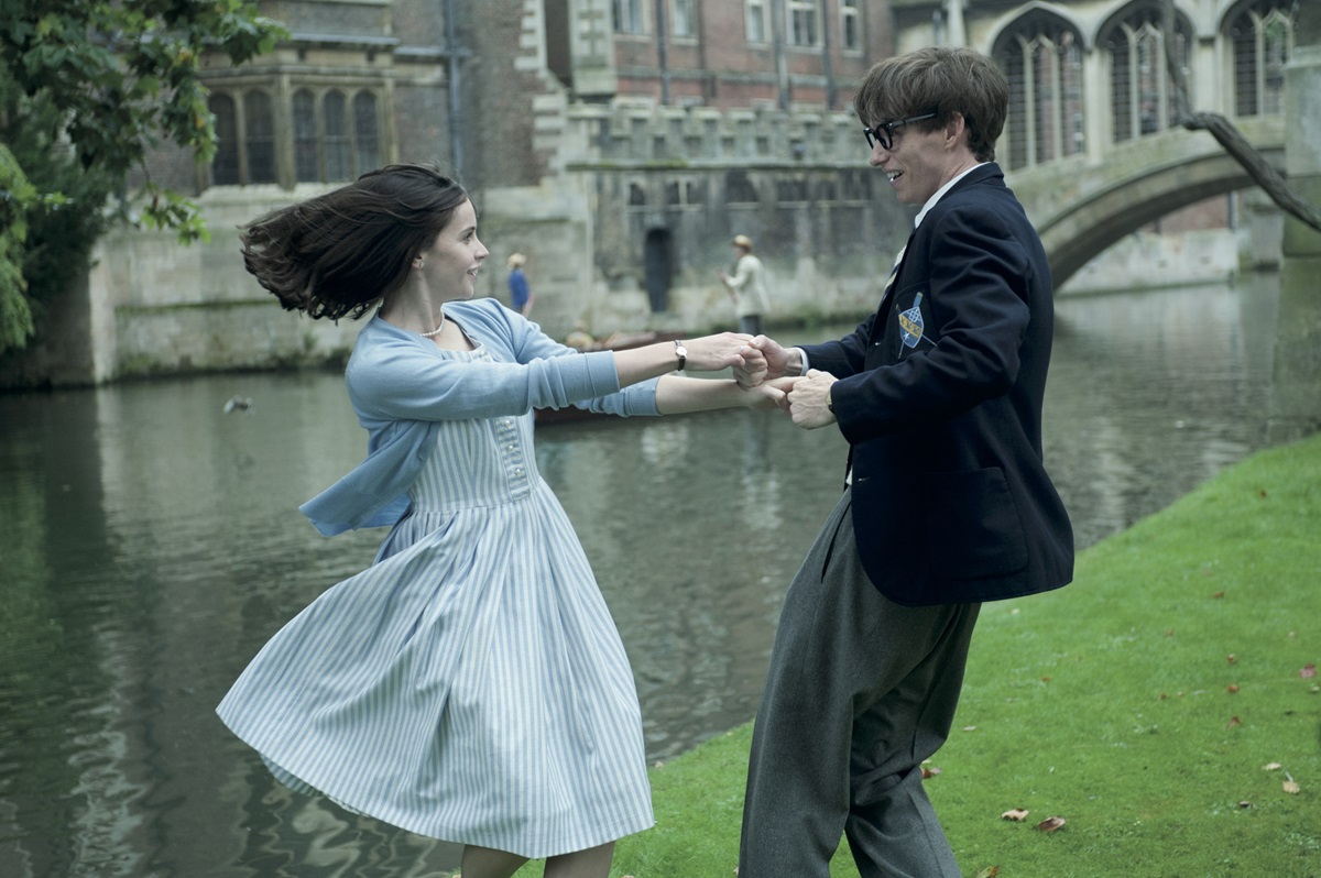 Eddie Redmayne and Felicity Jones twirling by the Thames in The Theory of Everything