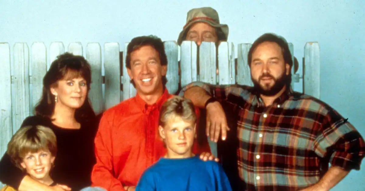 the cast of home improvement standing in front of a fence
