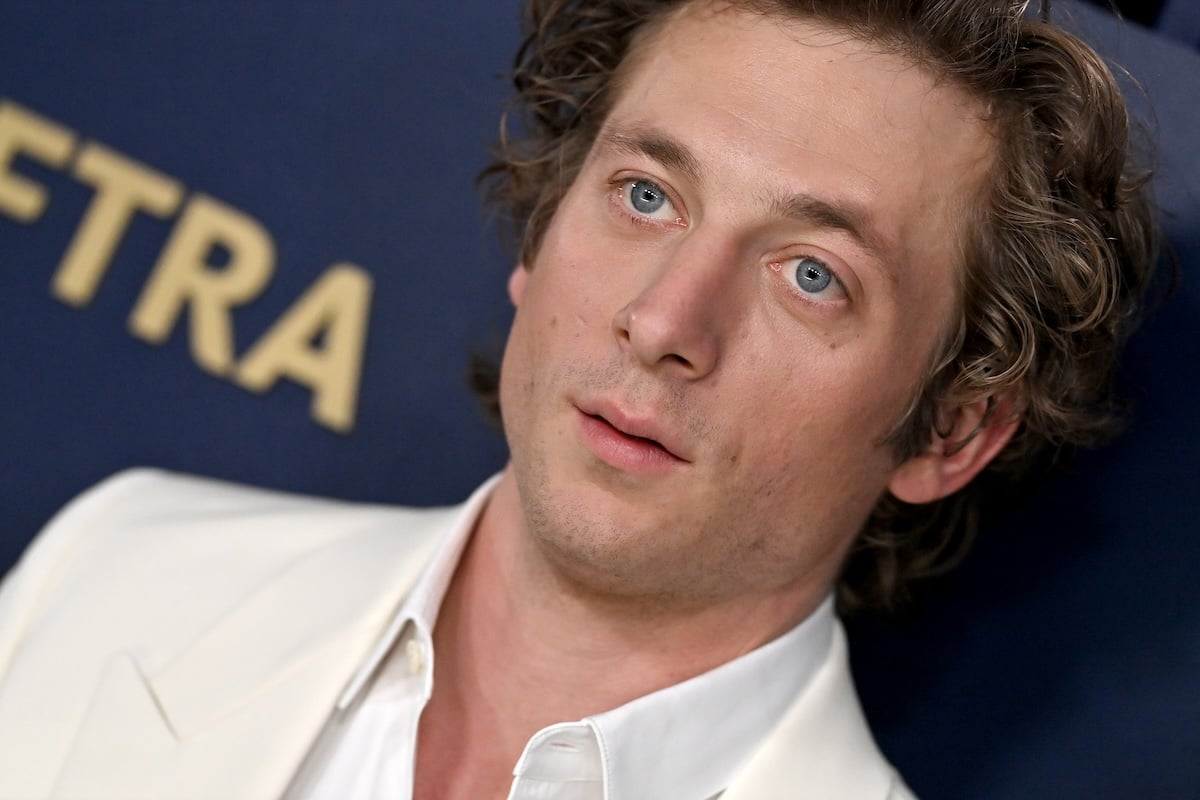 Jeremy Allen White at the SAG Awards in a white suit