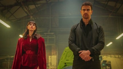 Susie Glass (Kaya Scodelario) and Eddie Horniman (Theo James) stand in a warehouse.