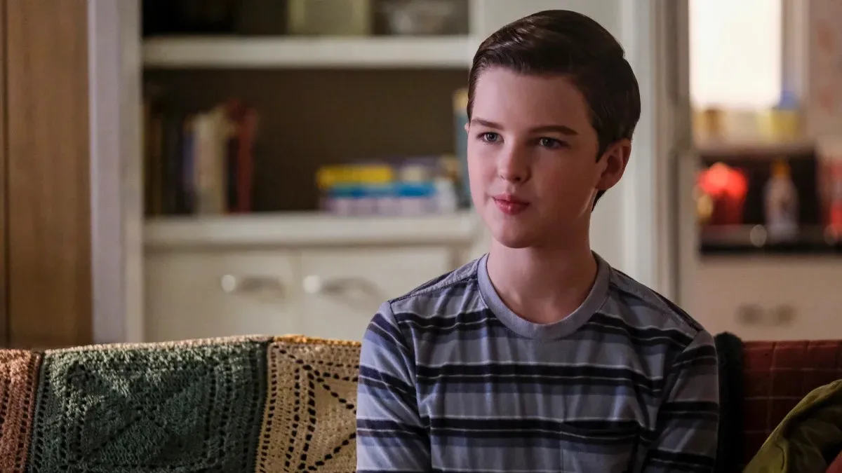 Sheldon sits on the couch in Young Sheldon.