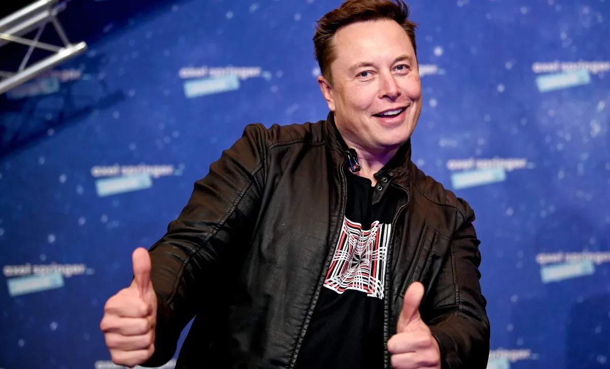 Elon Musk giving an awkward thumbs up at the Axel Springer Award ceremony in 2020